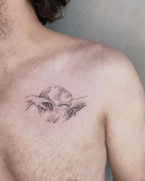 diseo de tatuajes en el pecho|25 tatuajes en el pecho para mujer y hombre minimalistas y。